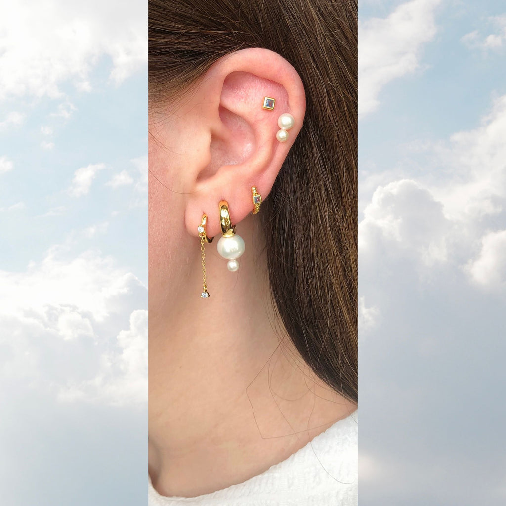 Jolie 18K Forgyldt Huggie m. Blå Zirkon