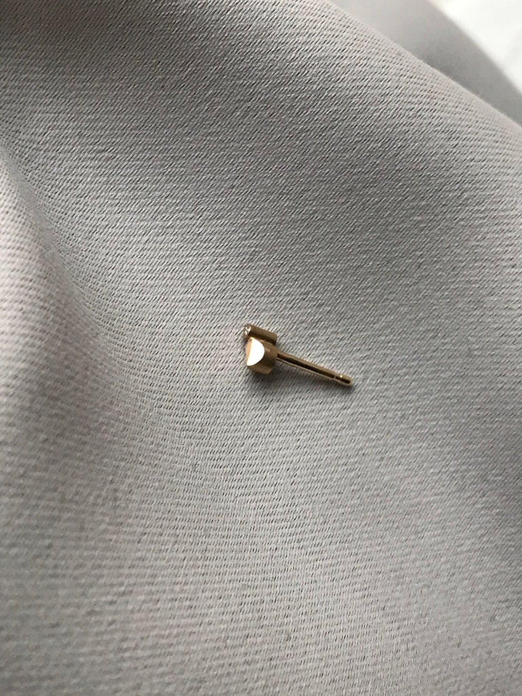 FACET U Arrow White 14K Gold Stud w. Diamond