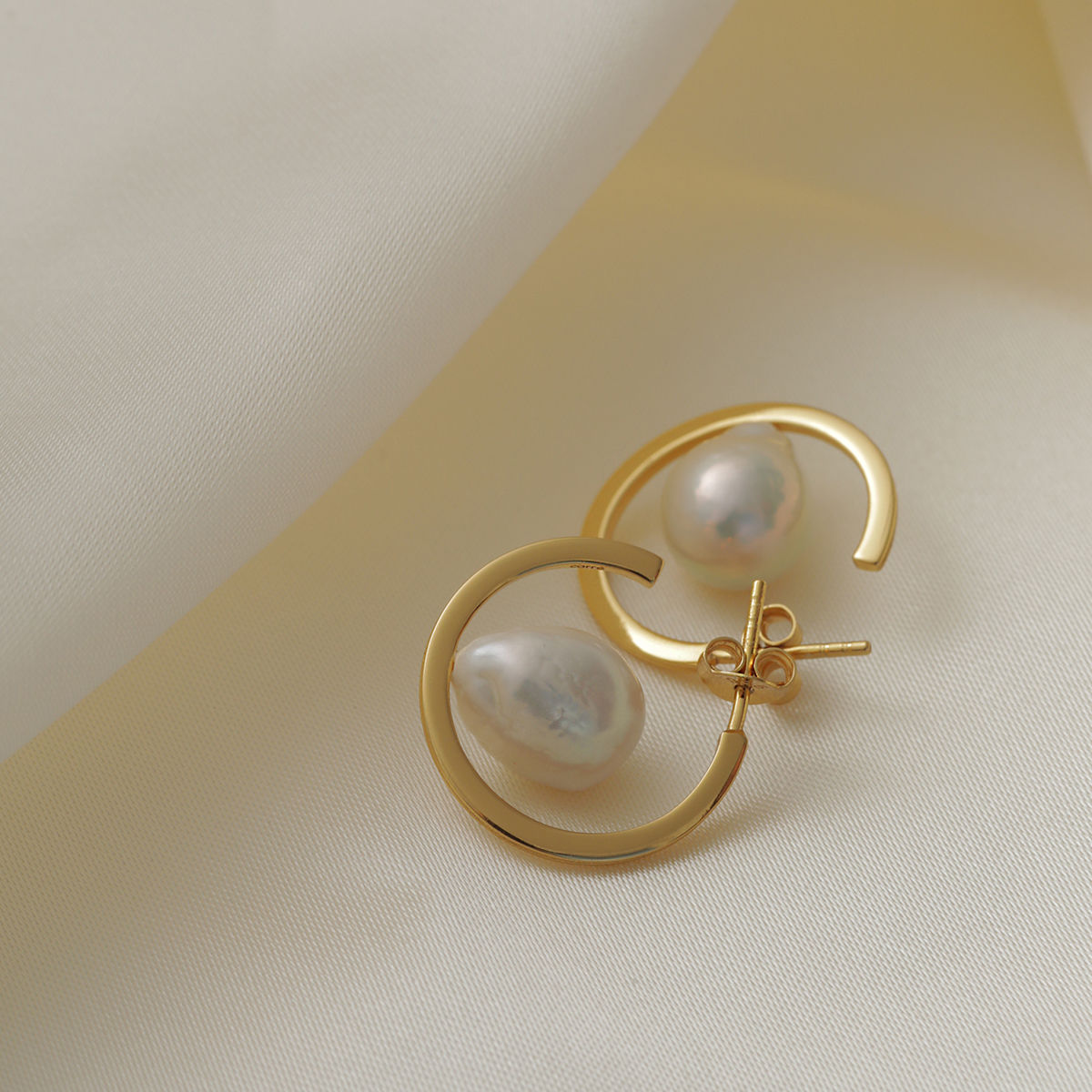 Unicorn 18K Gold Plated Hoops 2cm w. Baroque Freshwater Pearls
