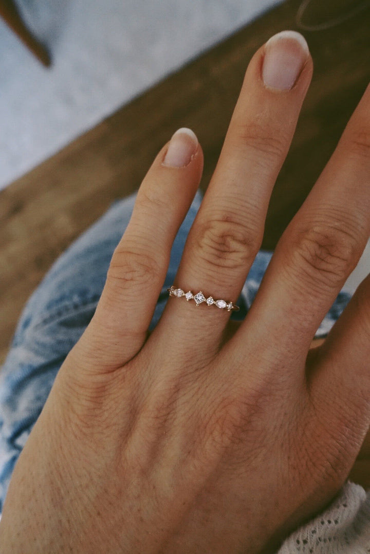 Hilda 18K Gold, Whitegold or Rosegold Ring w. Diamonds