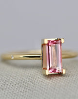 Ro Nord Rosa gewundener Goldring aus 18K I Turmalin & Diamant