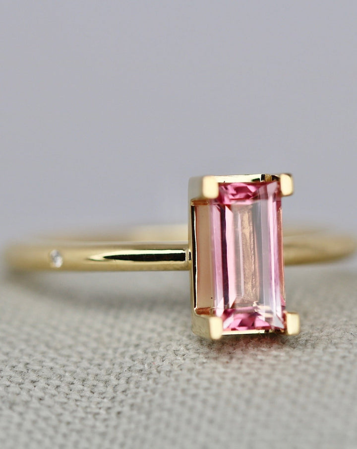 Ro Nord Rosa gewundener Goldring aus 18K I Turmalin & Diamant