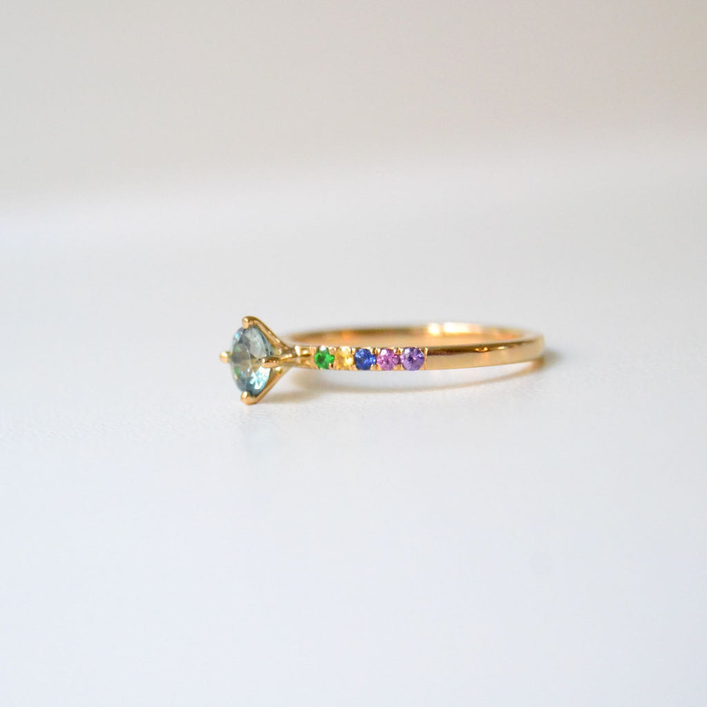 AUSVERKAUFT Monara Kola Goldring aus 18K I Saphir & Tsavorit