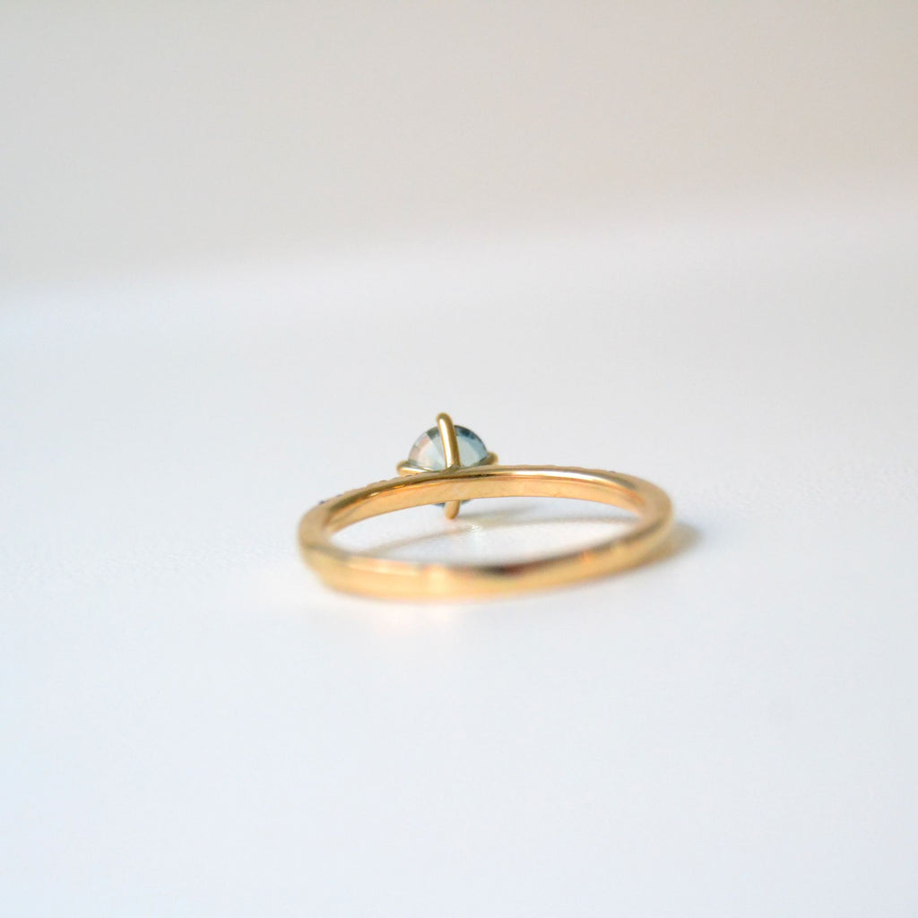 AUSVERKAUFT Monara Kola Goldring aus 18K I Saphir & Tsavorit