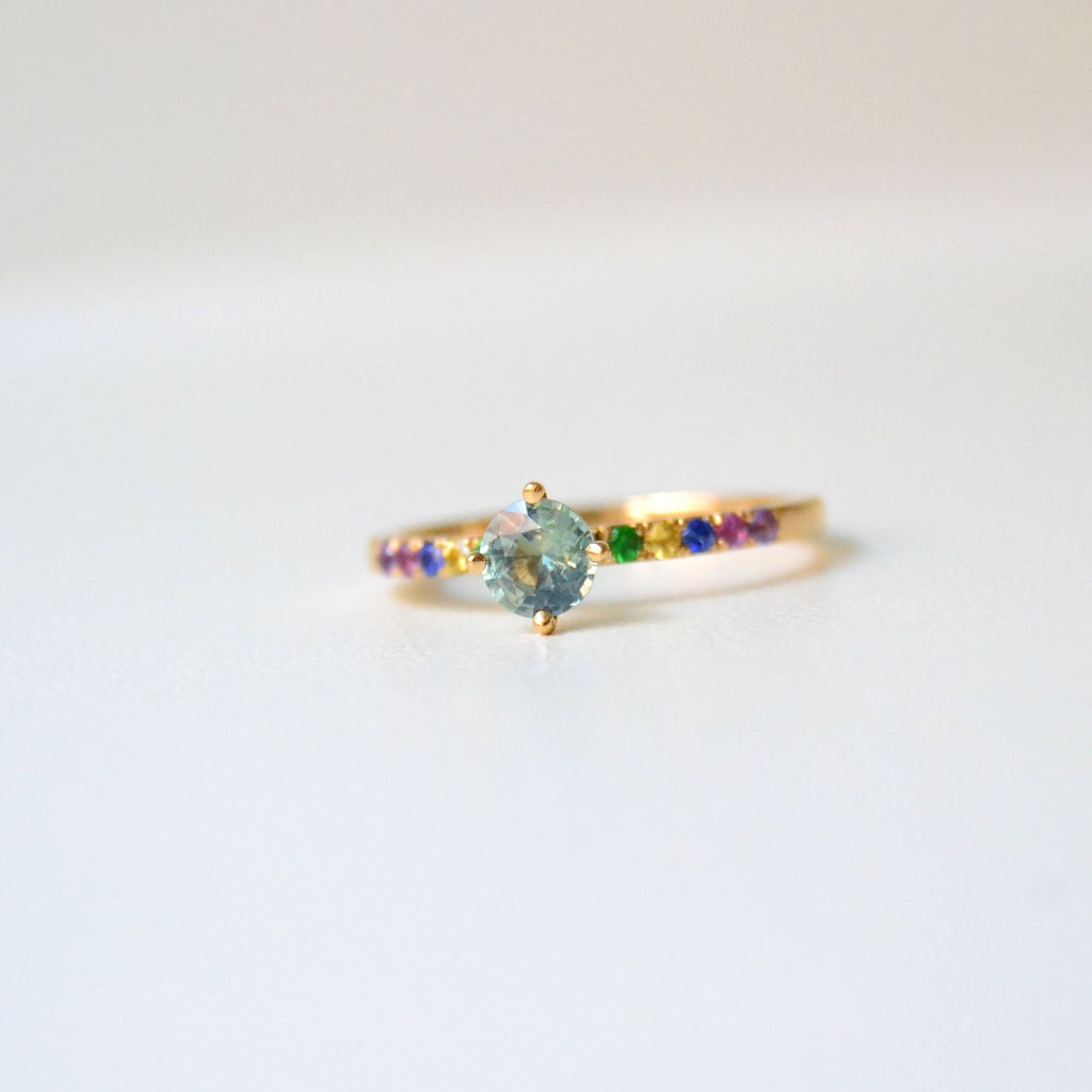 AUSVERKAUFT Monara Kola Goldring aus 18K I Saphir & Tsavorit