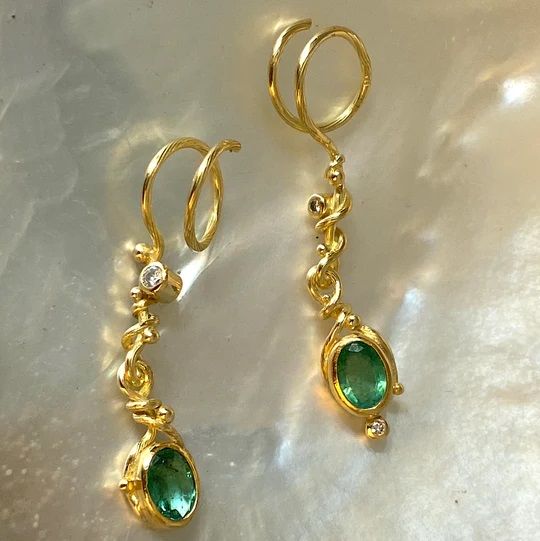 Spiral 18K & 22K Gold Earrings w. Emerald & Diamond