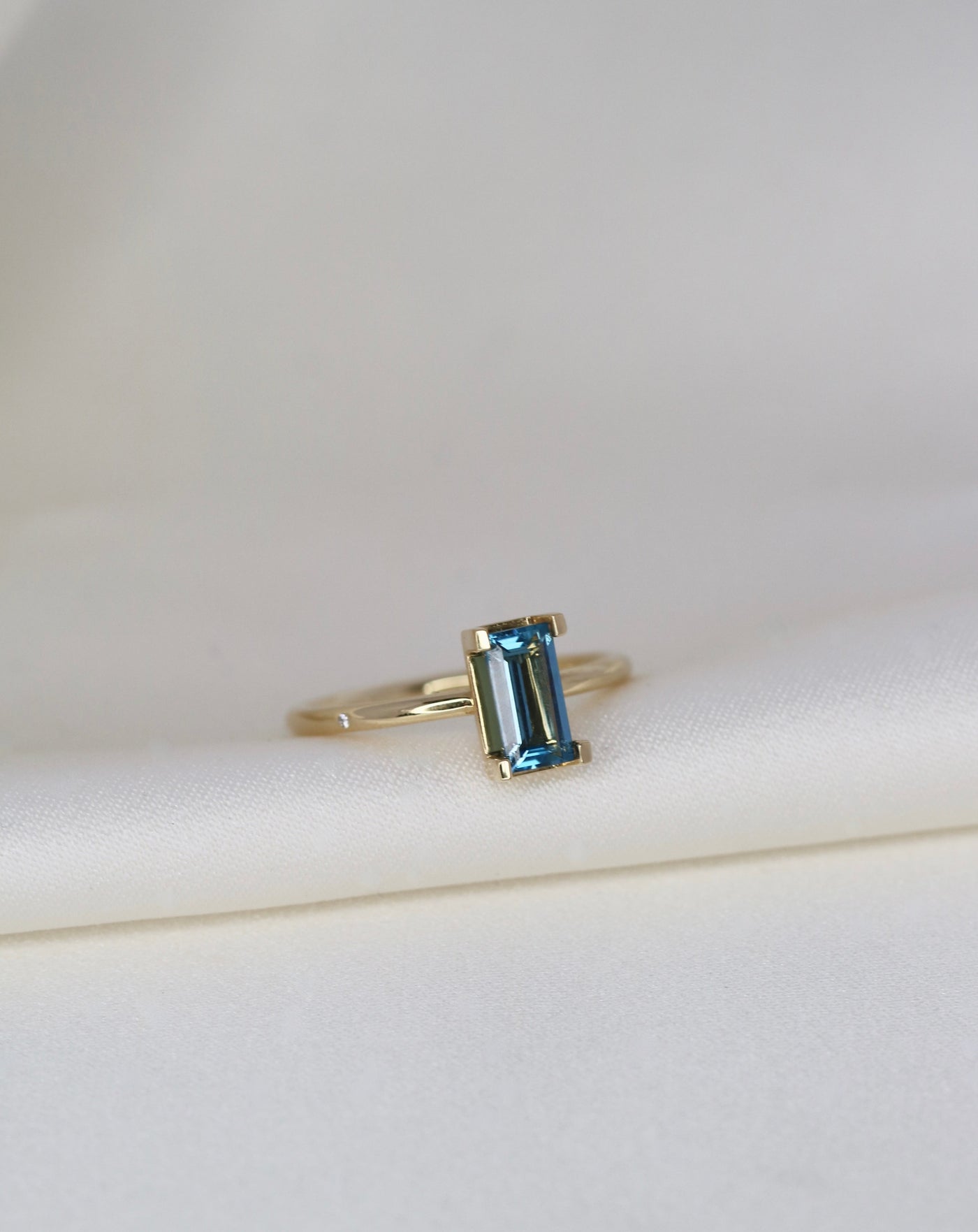 Nord London Blue Turned 18K Gold Ring w. Topaz & Diamond