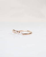 Idun Curved Band 18K Guld, Hvidguld eller Rosaguld Ring m. Diamanter