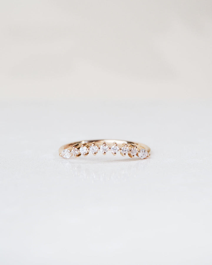 Idun Curved Band 18K Gold, Whitegold or Rosegold Ring w. Diamonds