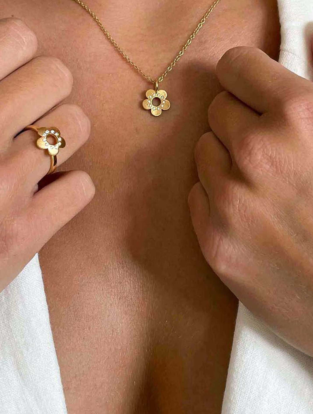 Flower Power 18K Gold Ring w. Diamonds