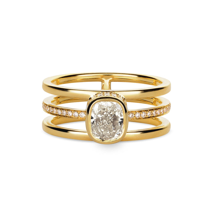 Sparkling 18K Gold Ring w. Diamonds