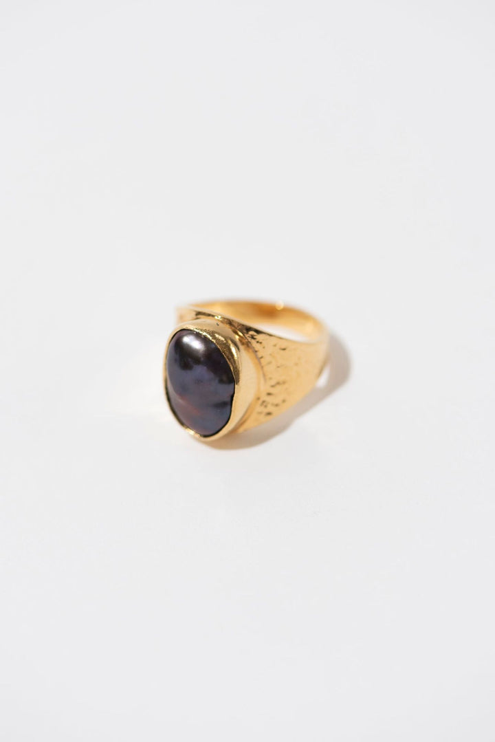 Das Signet Black Gold Plated Ring W. Perle