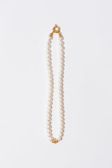 Die klassische kleine goldene Halskette w. Perlen