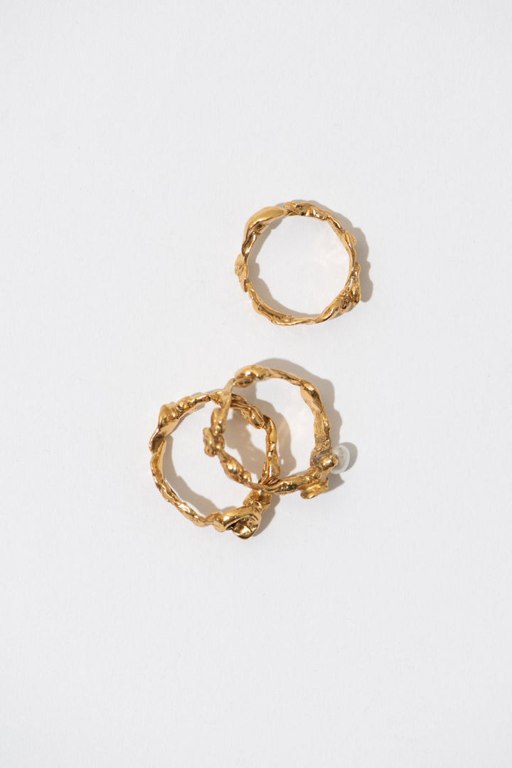 Der stapelbare goldplattierte Ring w. Perle - 3 -Set von 3