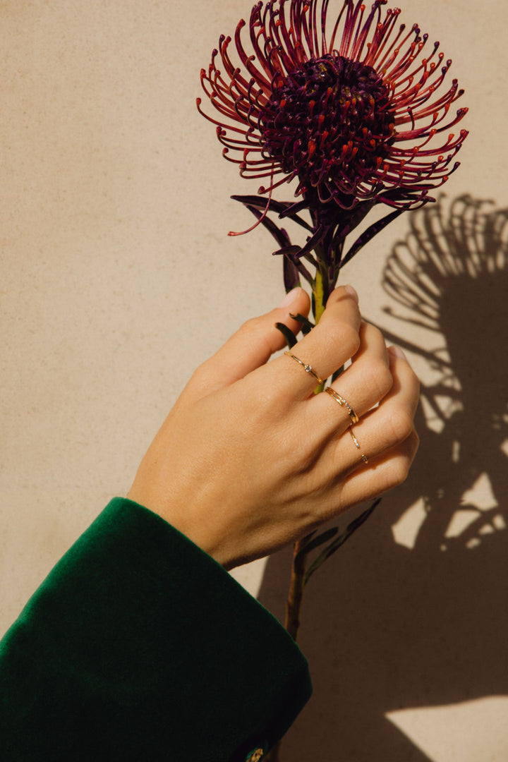 Line 18K Gold Ring w. Lab-Grown Diamonds