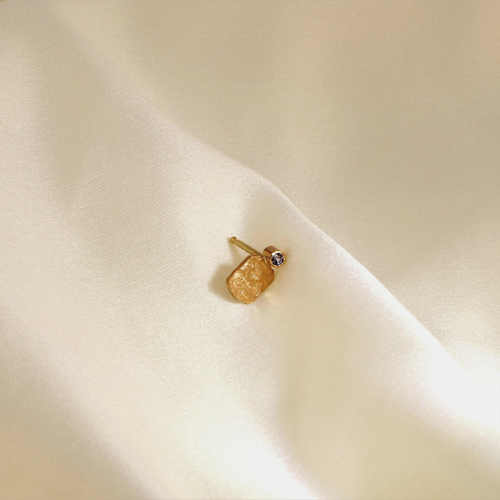 Goldplate 18K Gold Stud w. Sapphire