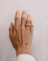 Idun Curved Band 18K Guld, Hvidguld eller Rosaguld Ring m. Diamanter