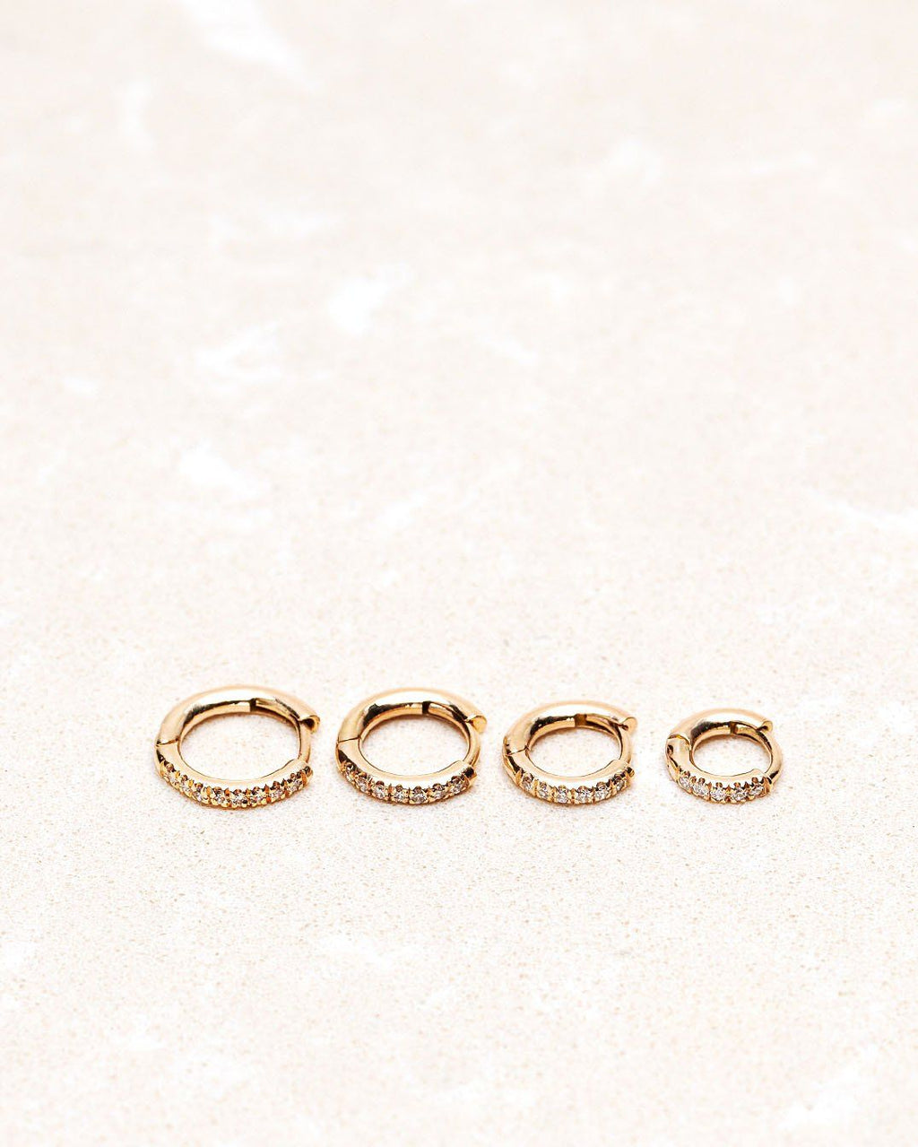 Signature 6mm 18K Gold, Whitegold or Rosegold Huggie w. Diamonds