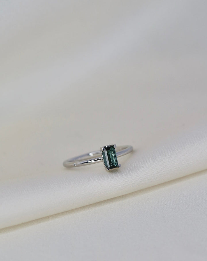 Ro Nord S gewundener Ring aus 18K Weißgold I Turmalin & Diamant I Grün