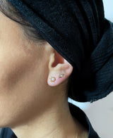 Ein goldplattierter Ohrring w. Perle