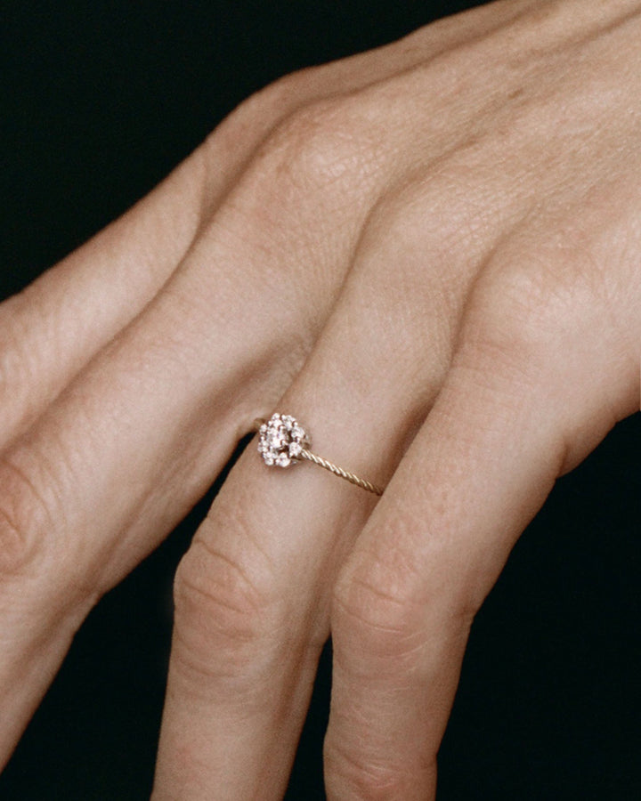 Rosette 18K Gold Ring w. Diamond