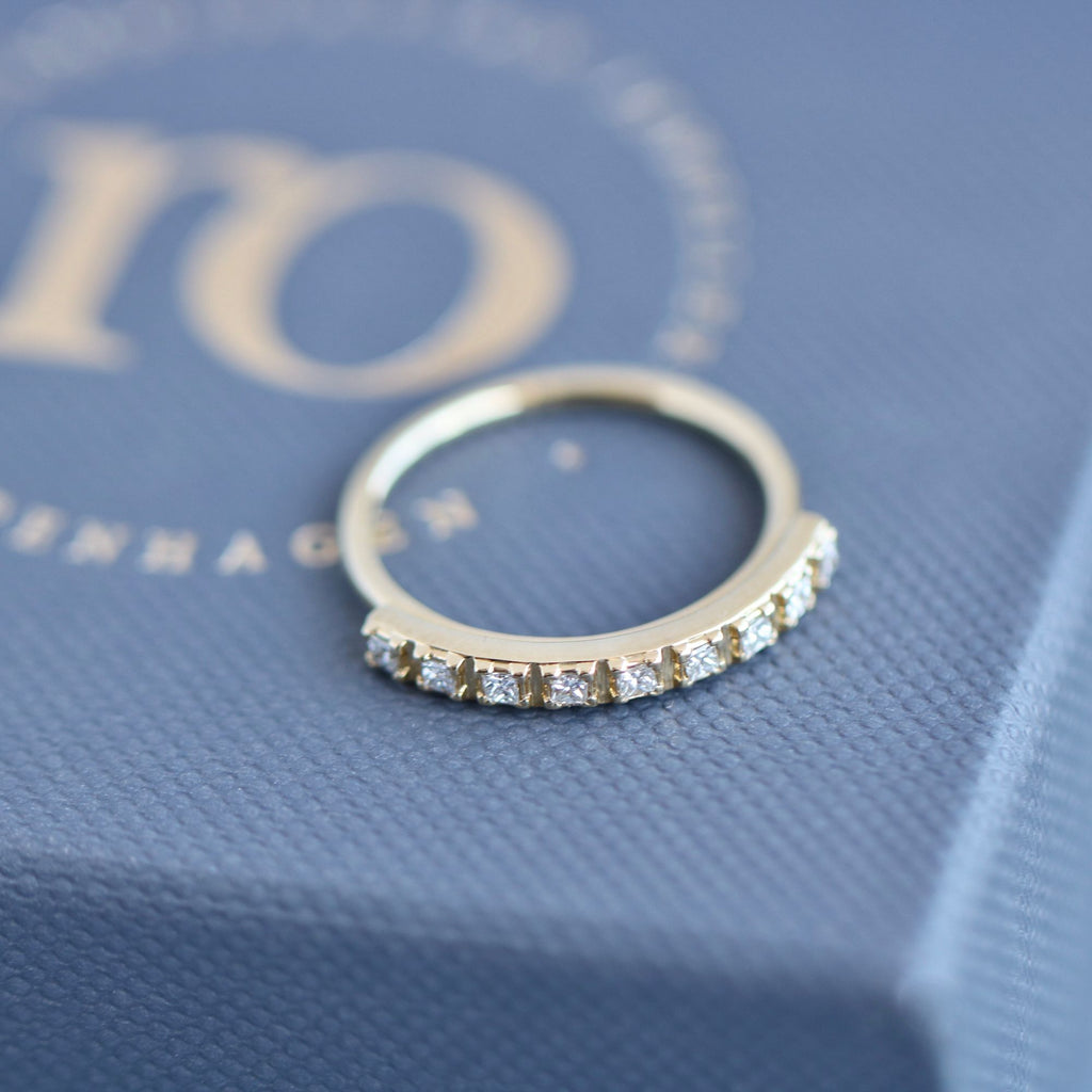 Rock Classic Aligned 18K Gold Ring w. Diamonds