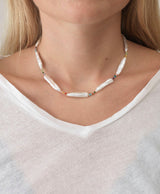 Rock & Sea Forgyldt Halskæde m. Hvide Glasperler & Ædelsten