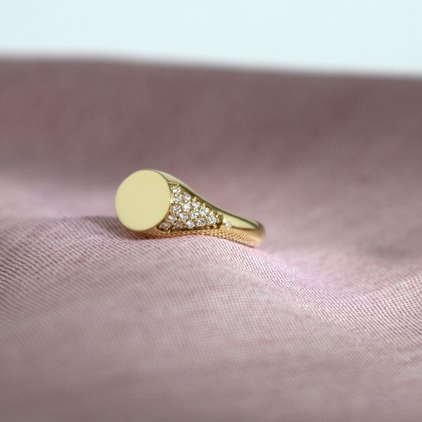 Rock Round Signet 18K Gold Ring w. Diamonds