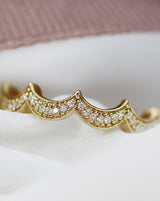 Royal 18K Gold Ring w. Diamonds