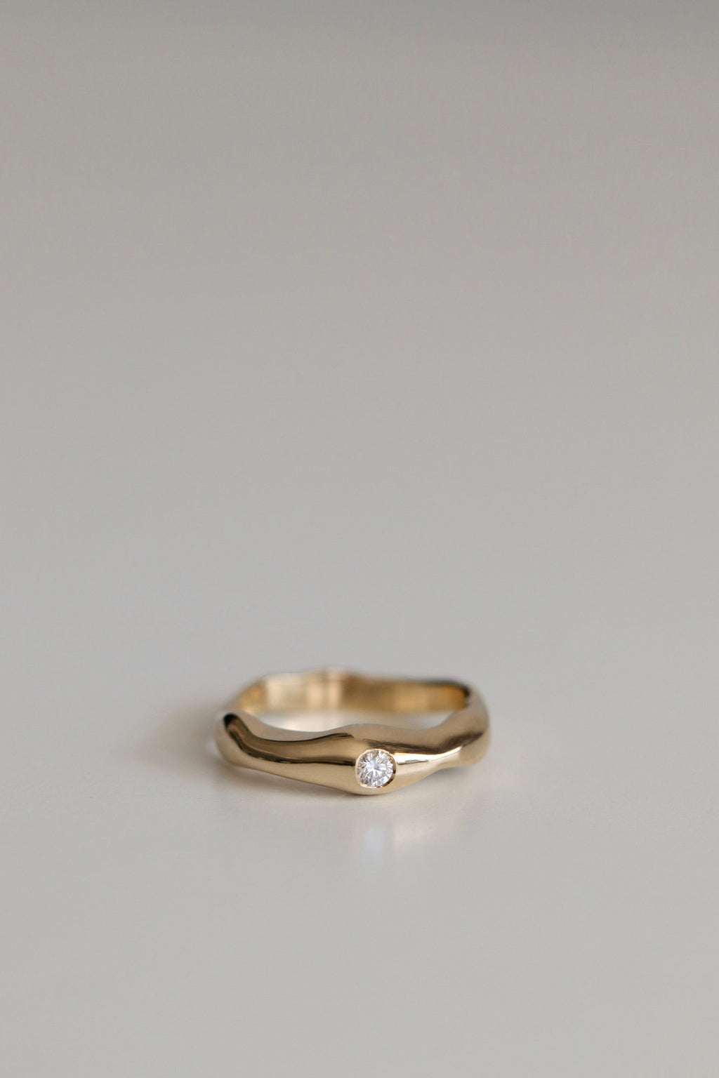 Sara White 18K Gold Ring w. Diamond