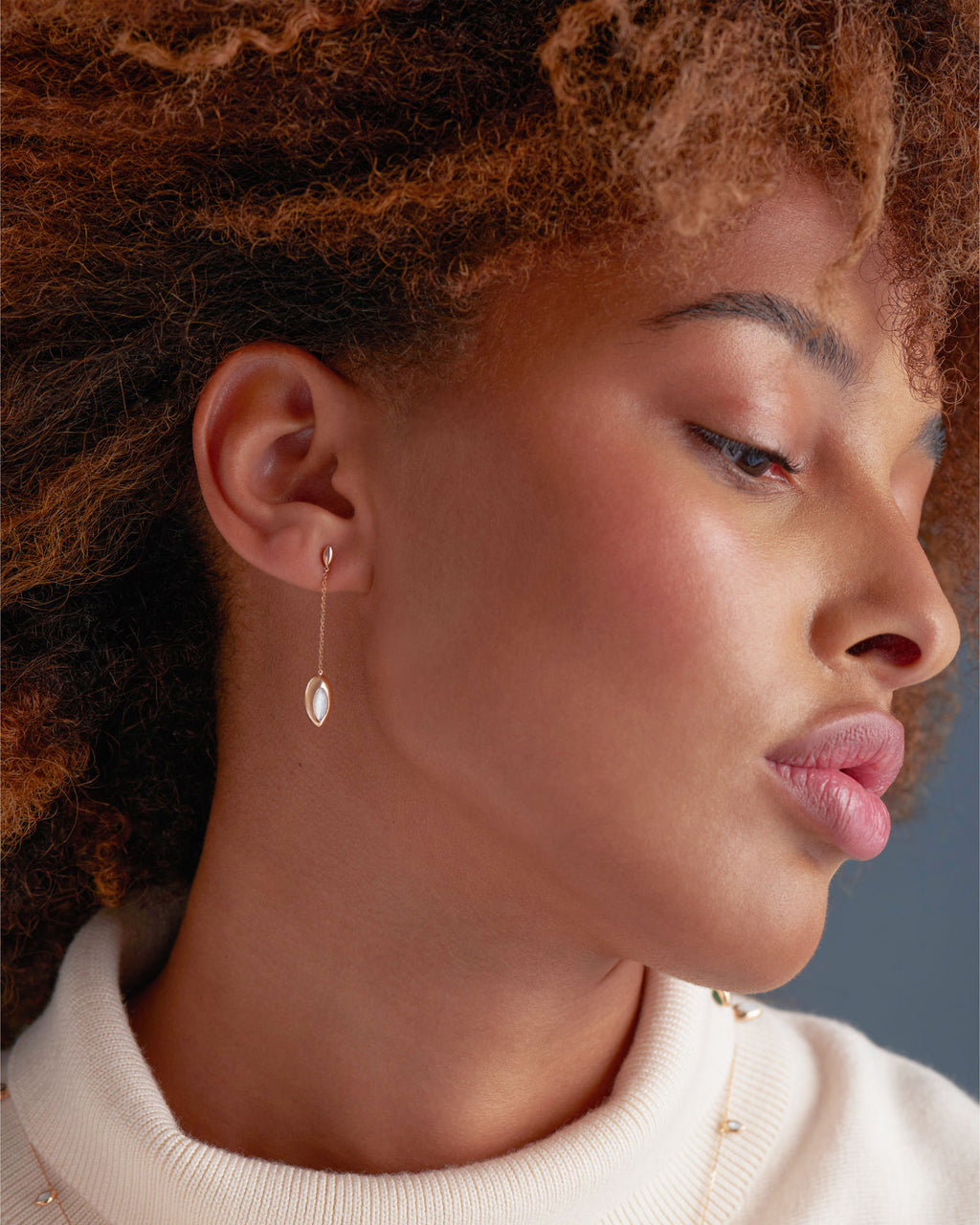 Short Swinging 18K Rosegold Earrings w. Malachite & Pearl