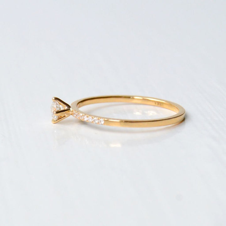 Taruva 18K Gold Ring w. Diamonds