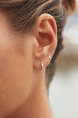 Triple Tag 18K Guld Huggie m. Diamanter