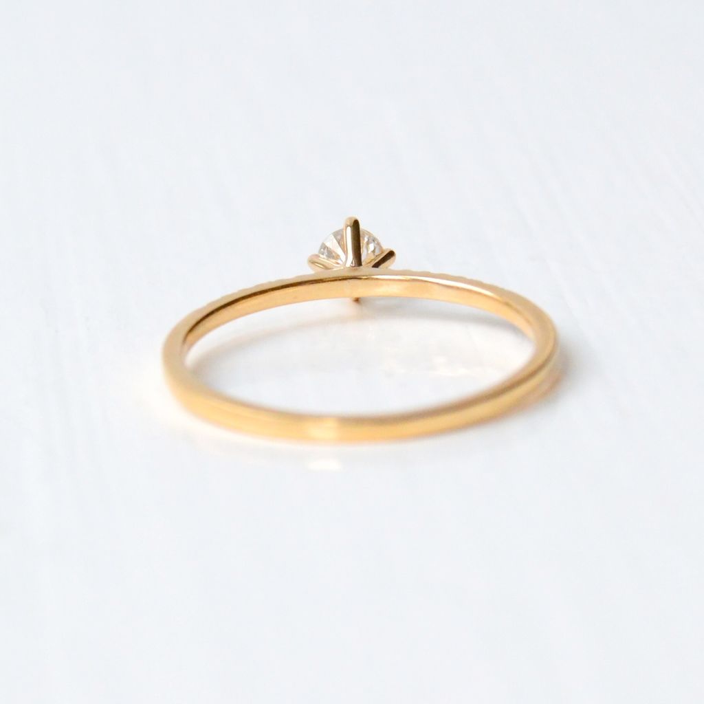 Taruva 18K Gold Ring w. Diamonds
