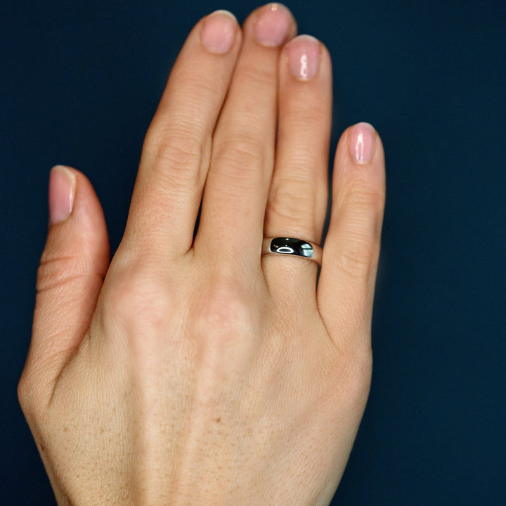 The Pure 5 mm 18K Gold, Whitegold or Rosegold Ring