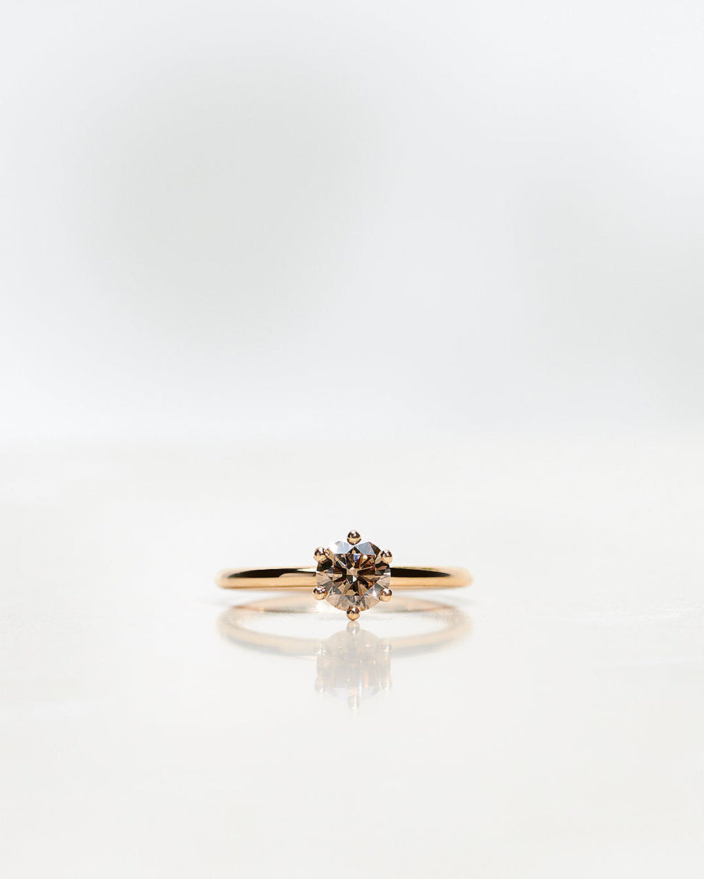 The Solitaire Goldring aus 18K Weißgold oder Rosegold I Chocolate Diamant