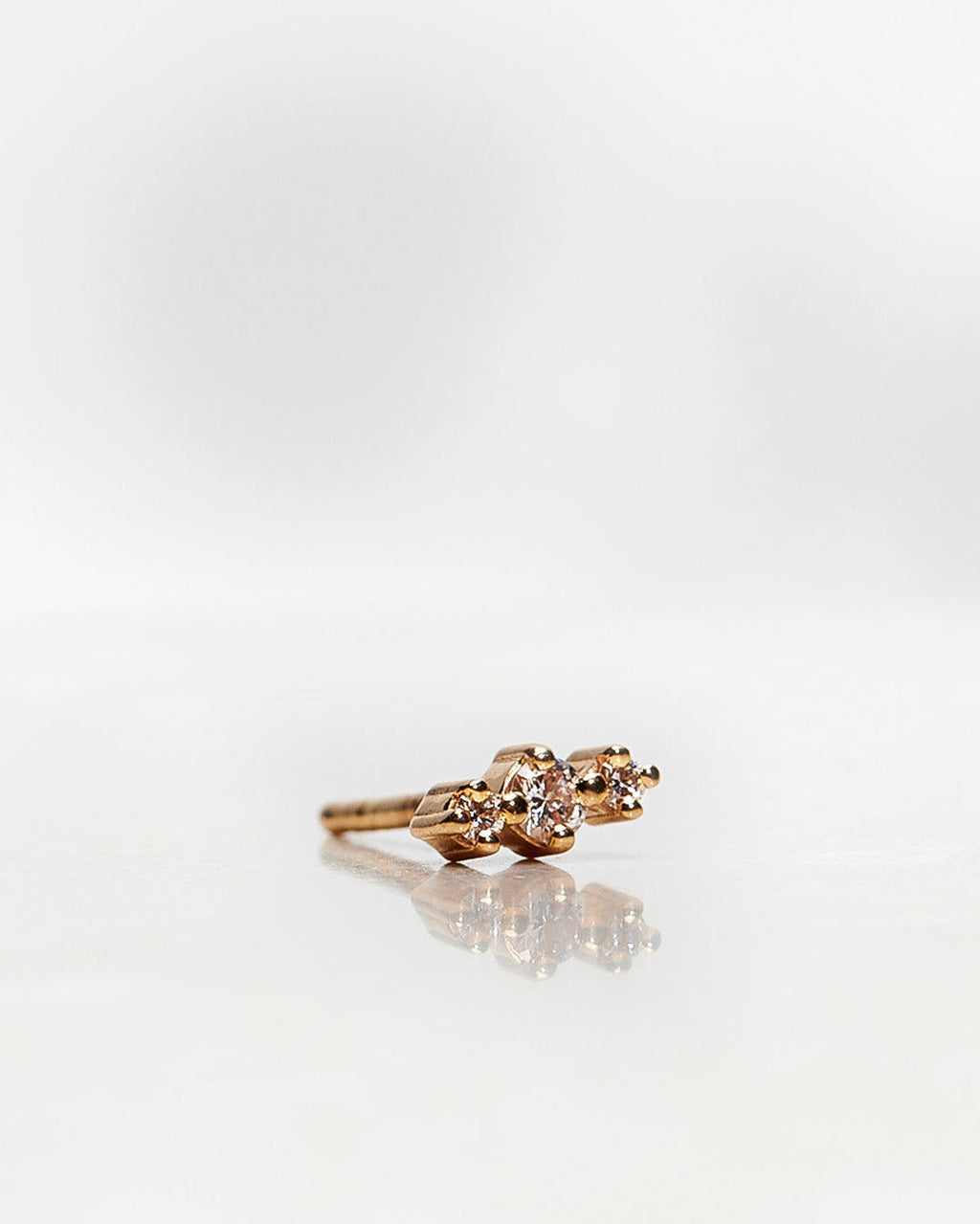 Tiny Brigitte Ohrstecker 18K Gold, Weißgold oder Rosegold I Diamanten I Single