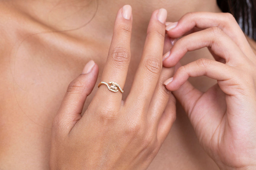 Pic Payi 18K Gold Ring w. Diamonds & Sapphire