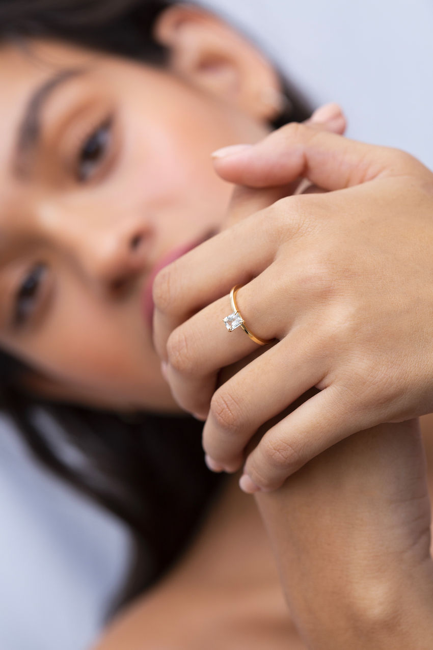 Sudu Ekala 18K Gold Ring w. Sapphire