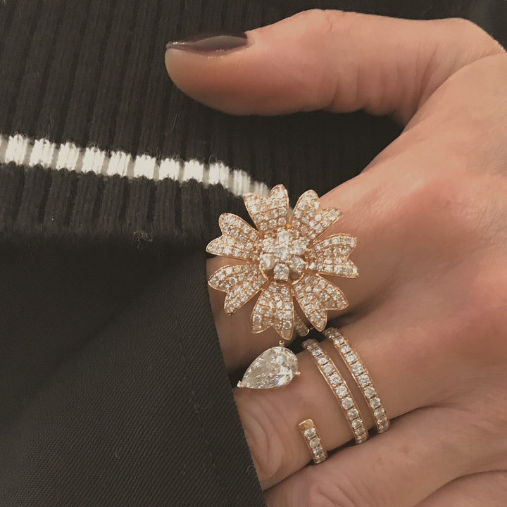 Großer Flower Goldring aus 18K, Rosegold- oder Weißgold I Diamanten