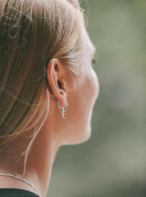 IX E Buchstabe I Anhänger aus Silber