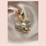 Honey Bee Hoop 18K vergoldet I Weiße Perlen