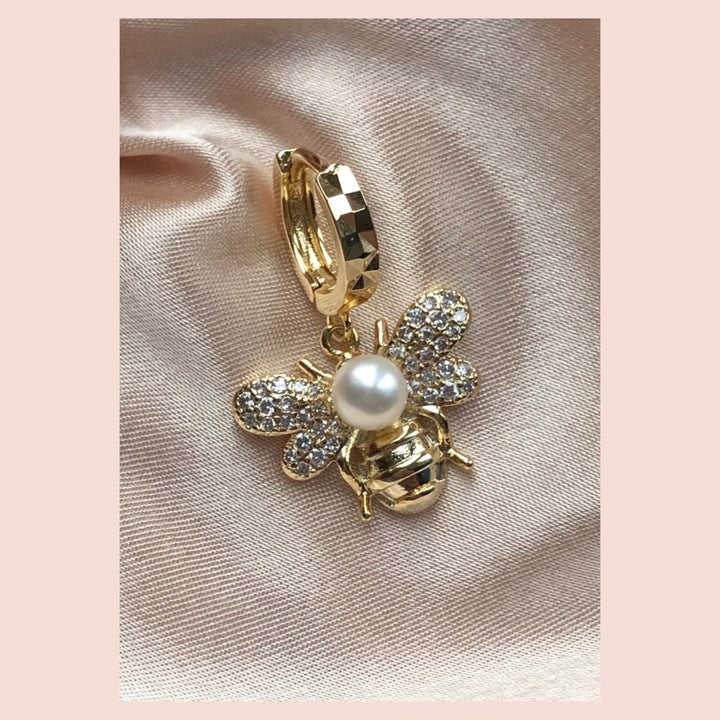 Honey Bee 18K Gold Plated Hoop w. White Pearls