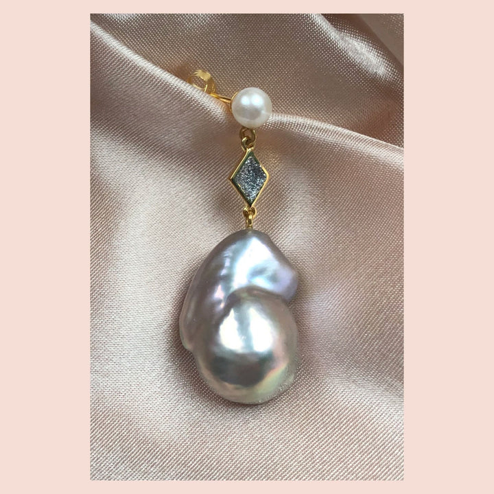 Dark Ocean 18K Gold Plated Stud w. White Pearls