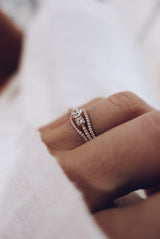 Jade Petite Wave Halv 18K Guld, Hvidguld eller Rosaguld Ring m. Diamanter