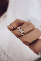 Jade Petite Wave Halv 18K Guld, Hvidguld eller Rosaguld Ring m. Diamanter