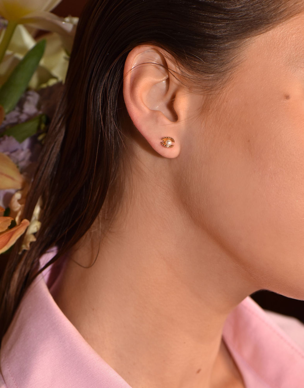 Venus Clam 18K Gold Studs w. Pearls