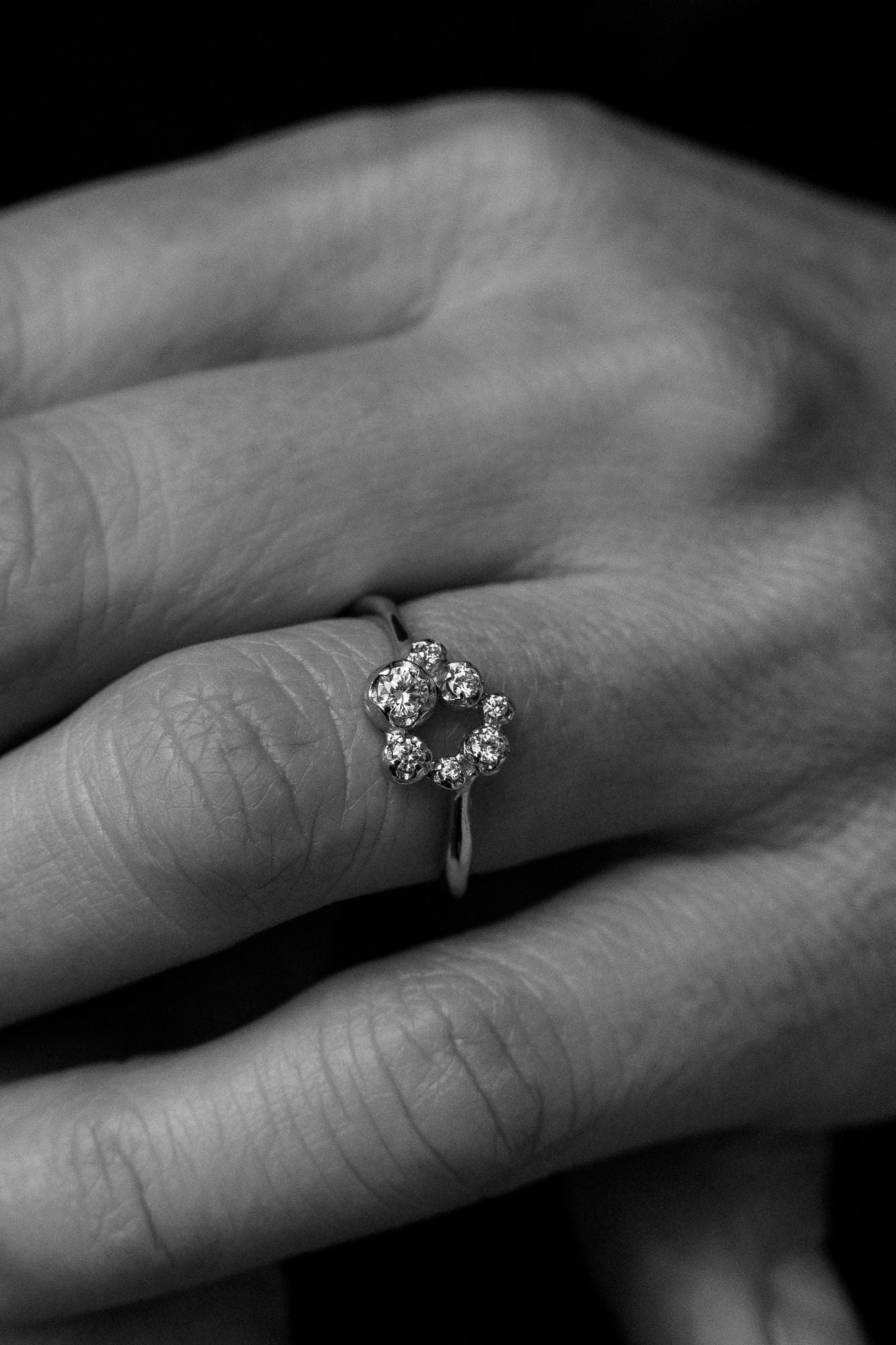 Small Circle Nr. 01 18K Gold, Whitegold or Rosegold Ring w. Diamonds