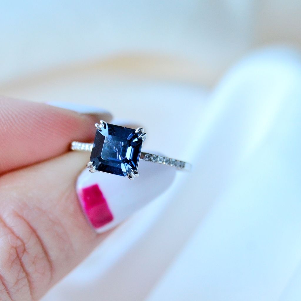 Alu Gala Ring aus 18K Weißgold I Diamanten & Spinell