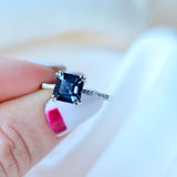 Alu Gala Ring aus 18K Weißgold I Diamanten & Spinell